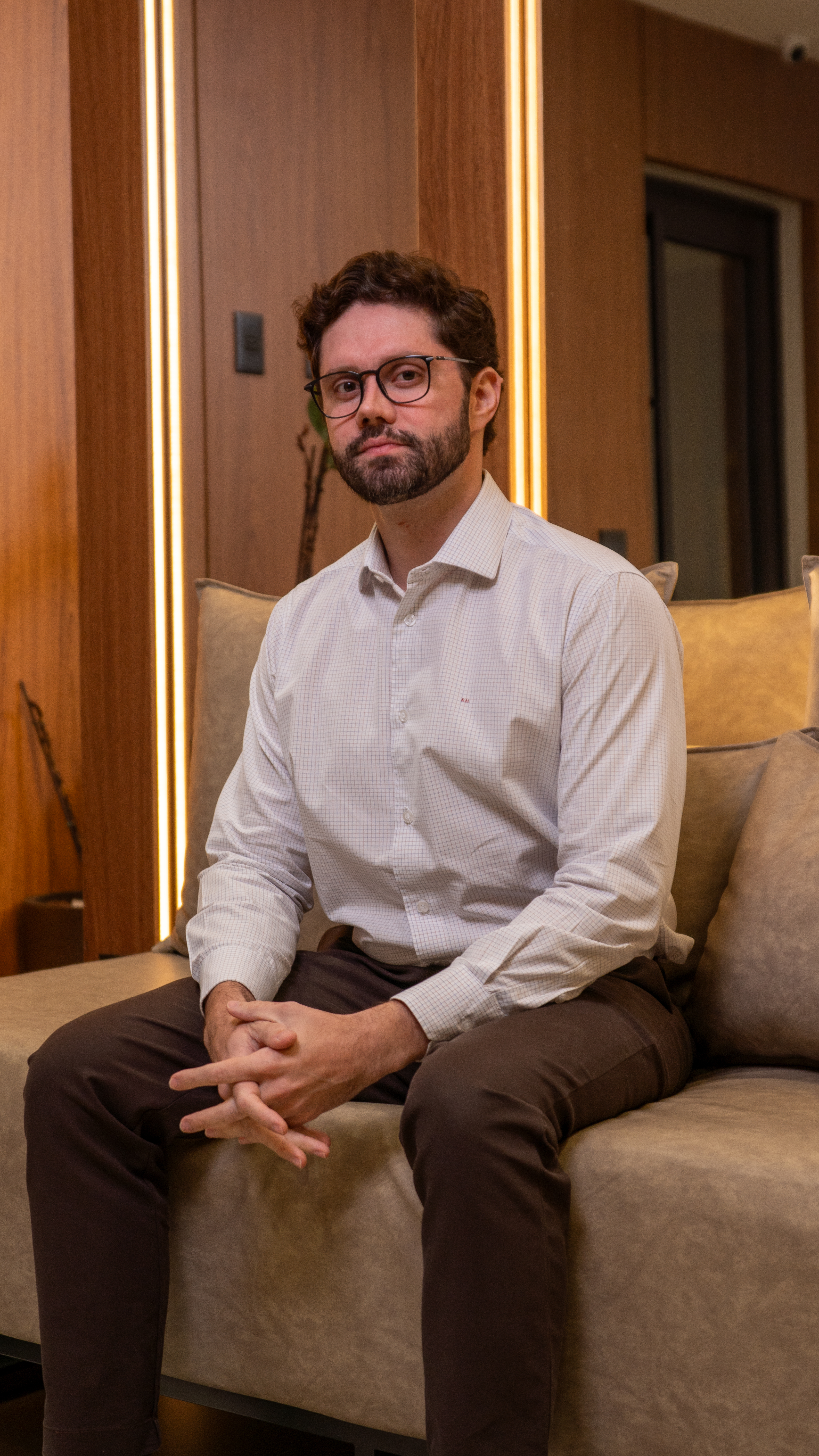 Dr. Rodrigo Helou no consultório